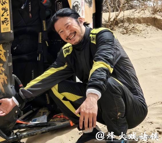 吴京看谢霆锋那眼神，藏不住了！两种帅法，都让时间闭嘴了