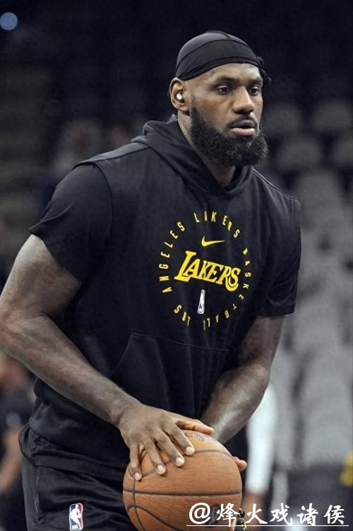 詹皇霸气回应41岁砍三双:我仍能高水平打多个赛季 詹皇霸气回应41岁砍三双:我仍能高水平打多个赛季